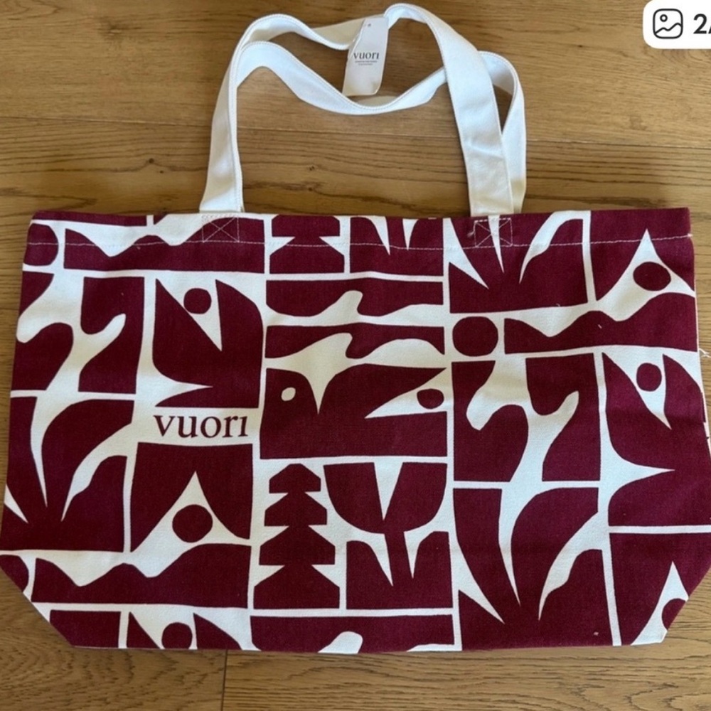 NWT 2025 Vuori holiday tote in white & strawberry red 🍓 - sold out! - Picture 2 of 5